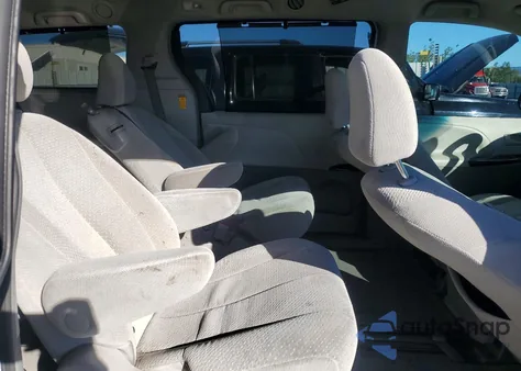 2014 Toyota Sienna Le 8-Passenger z USA, uszkodzony, nr VIN 5TDKK3DC2ES520701